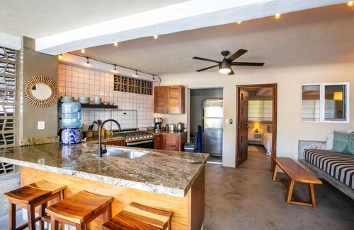 North End Villa | Tocayo Playa, 1bd · Enjoy Beach & Surf steps from Modern 1BR, sleeps 4