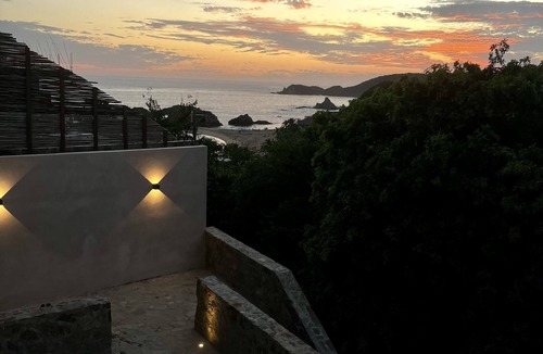 San Agustinillo Apartment | Turquoise Suite: Serene Queen Comfort with Ocean Views at La Joya