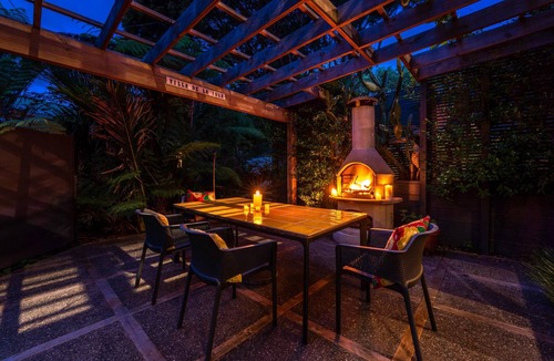 Onetangi Villa | Villa De La Isla - Onetangi - Villa de la Isla is a stylish Waiheke retreat near Onetangi Beach and shops. Featuring 3 queen bedrooms, 2 bathrooms, games room, private Buddha Bar, hot tub with ocean views, and fun gardens, its perfect for relaxing or