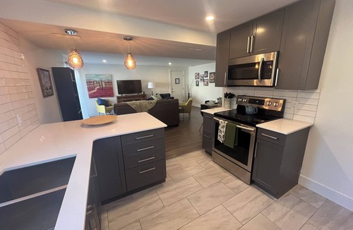 Central Okanagan House | Welcome to "Paws and Stay Retreat". 5 minutes from downtown. Walk to wineries!