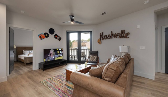 2 BR/2 BA Modern Condo by Vanderbilt w/Pool, Gym, WiFi in Nashville