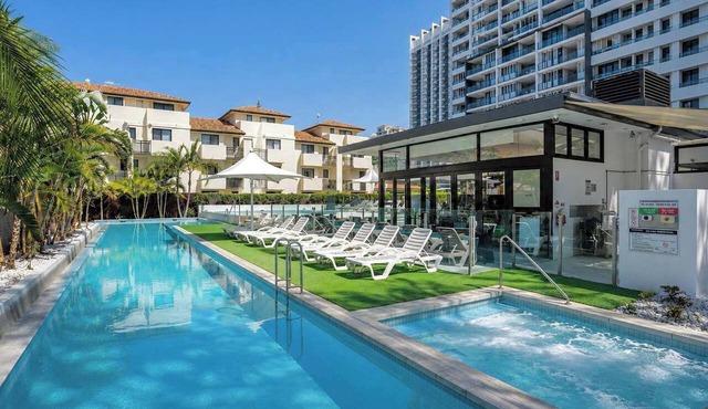 2BR Ocean View Apt Heated Pool Spa in Broadbeach