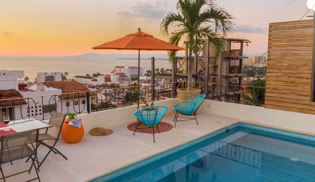 3 Bedroom Ocean View Condo in downtown +pool +wifi
