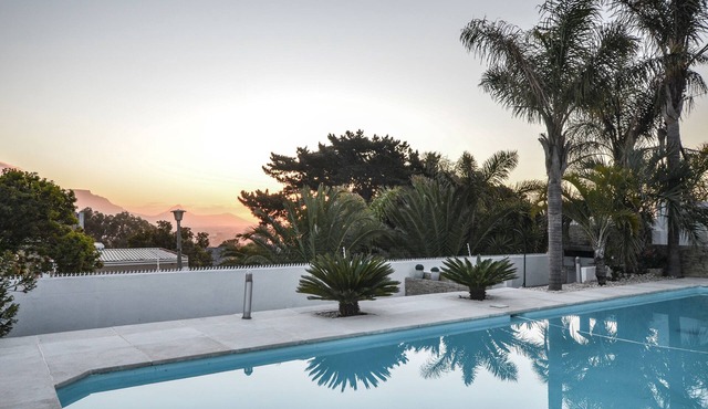 A spacious home with breathtaking views over Cape Town and with 8 luxury rooms,. in Cape Town