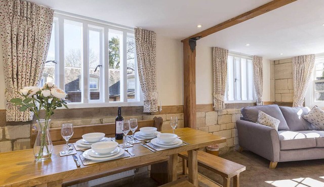 A sudeley castle cottage that sleeps 4 guests in 3 bedrooms in Cheltenham
