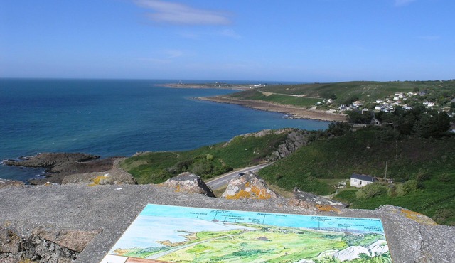 An exceptional panoramic view of the sea and the Cotentin coast. in Maupertus-Sur-Mer
