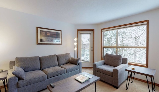 Aspens #443 Prime Ski-in Ski-out Location! Pool, Hot tubs, BBQ, sleeps 4 in Whistler