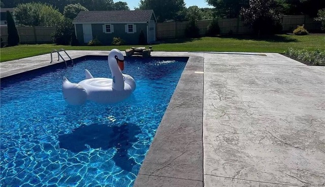 Beach house, inground pool, hot tub, Large backyard,1.5 Miles from Misquamicut in Westerly