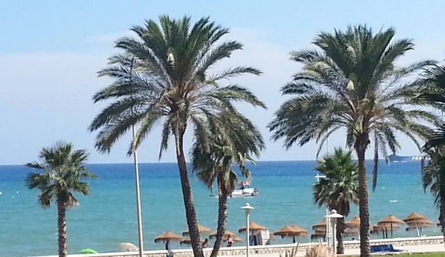 Beachfront 4bedrooms apartment free parking in Málaga