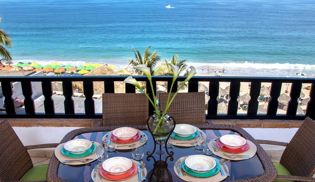 Beachfront condo,wrap around balcony ,heart of the Romantic Zone/Puerto Vallarta