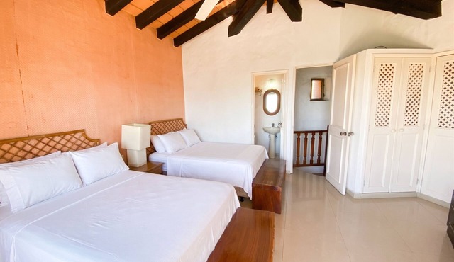 Beachfront Paradise, 5-bdr, 3-bath, Resort Access