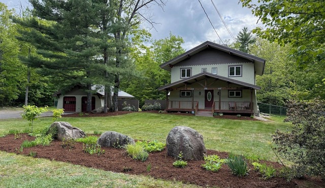 Beautiful Chalet Style Home with Seasonal Mountains Views in North Conway, NH in North Conway