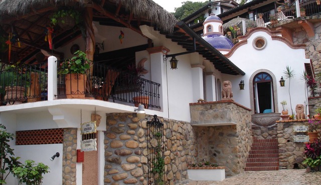 Beautiful Spanish Style Villa with Ocean View,100 steps from the Beach