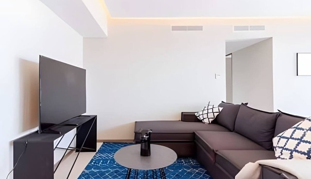 Bright city retreat w/pool & gym