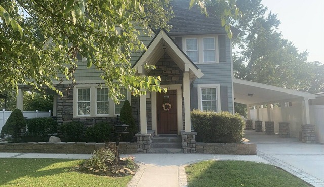 Carroll Manor: RecentlyRenovated English Tutor. Sleeps 8 in Ashland