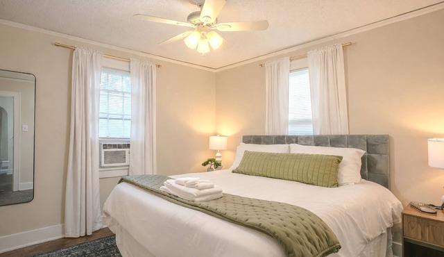 Centrally Located King Bed Midtown Crosstown 1428 in Memphis