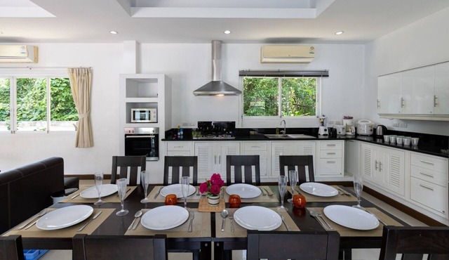 Chalong 4BR Private Pool Villa | Near Big Buddha | Sleeps 10 in Tambon Chalong