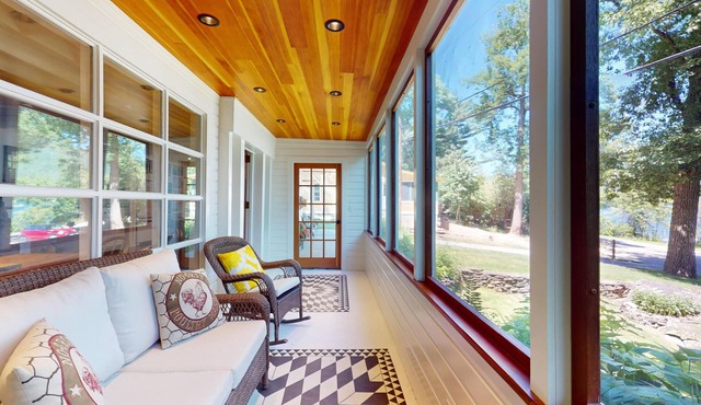 “Charming 4 Bedroom Lakefront Farmhouse: Breathtaking Views & Relaxing Retreat" in Salisbury