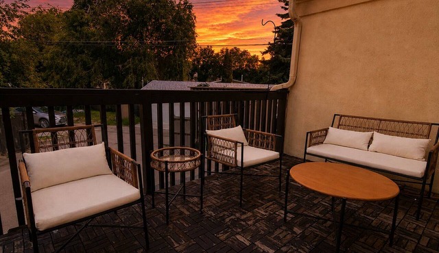 Chic Central 4BDRM Home-King Bed-AirHockey-Mins DT in Edmonton