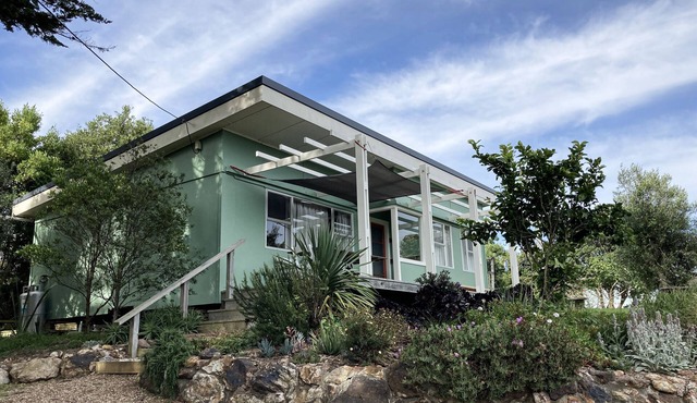 Comfortable retro bach, close to everything in Anzac Bay