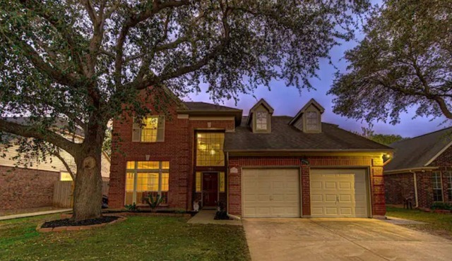 Comfortable, Upscale House with a pool and spa! in Katy
