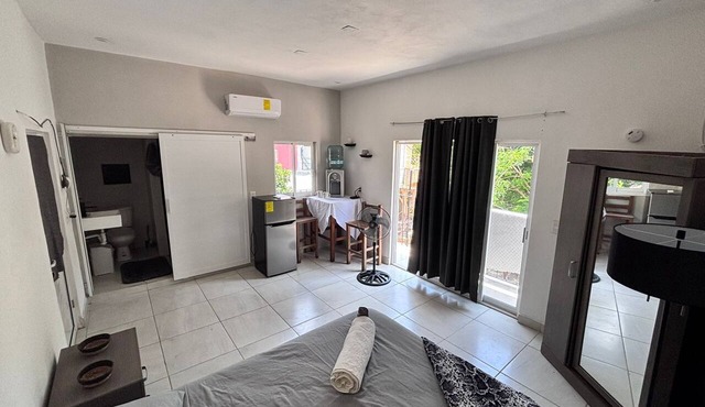 Cozy 1-bedroom studio in soothing Quimixto with AC