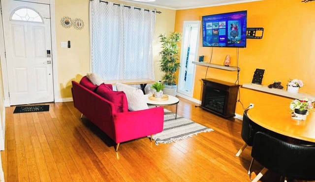 Cozy 2BER 1.5 Bath Home Near Rogers/2min walk 2 Stadium/RAH/NAIT/FastWIFI/Parkx in Edmonton
