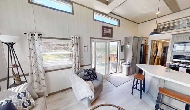 Cozy Bungalow with Hot Tub near Mt Rushmore & Custer State Park in Hill City