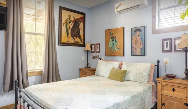 Cozy & Private Studio Guesthouse near downtown in San Antonio