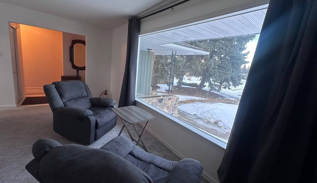 Cozy West Edmonton Home Near Jasper park & Shops in Edmonton