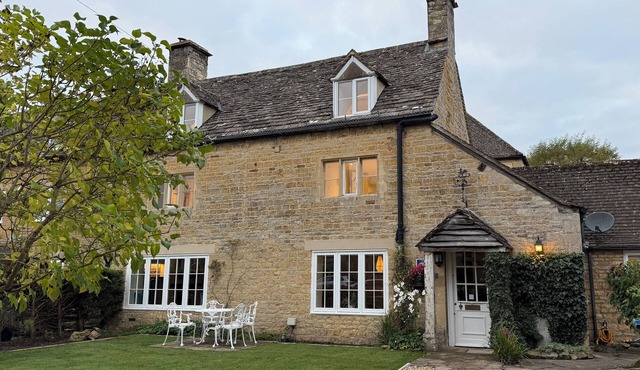 Craigmoor Cottage, central & tranquil, Bourton-on-the-Water, Cotswolds in Bourton-on-the-Water