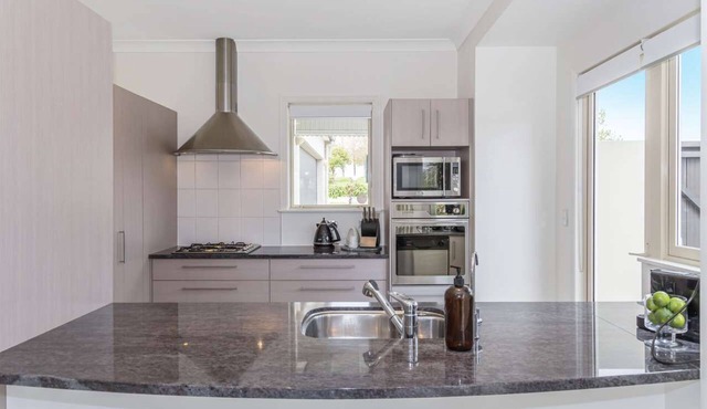 Delightful 1 BR apartment. King Bed + Ensuite. in Whangaparaoa
