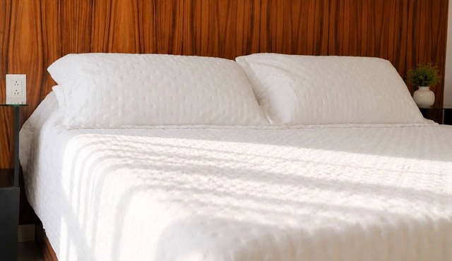 Deluxe Suite King size bed, kitchen and internet. Near event gardens 7