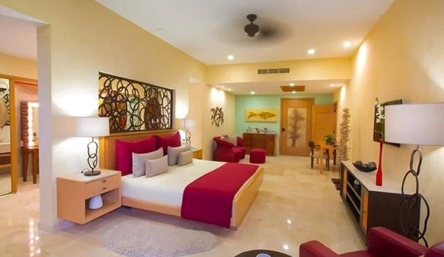 Designed for privacy and sophistication, this oceanfront suite has 1 king bed