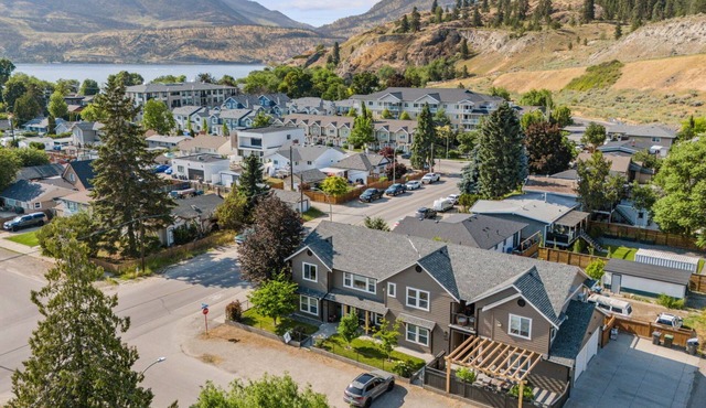 Downtown District & Knox Mountain & 5 min Walk to Beach, Hot Tub & Covered Patio in kelowna