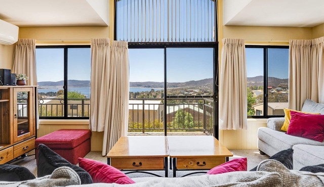 Dromaius 5 - 3BR Townhouse l Lake Views l Spa Bath l WiFi l BBQ in Jindabyne