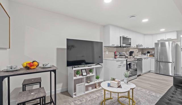 Edmonton Whyte Ave Private Basement Suite 😍 Sleeps 4! in Edmonton