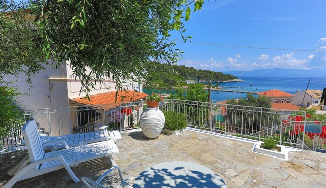 Faros Epta: Gaios studio, sea views, private sun-loungers in Gaios