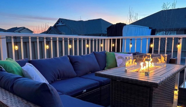 Firelight Lodge: Hot Tub & King Suite in Edmonton