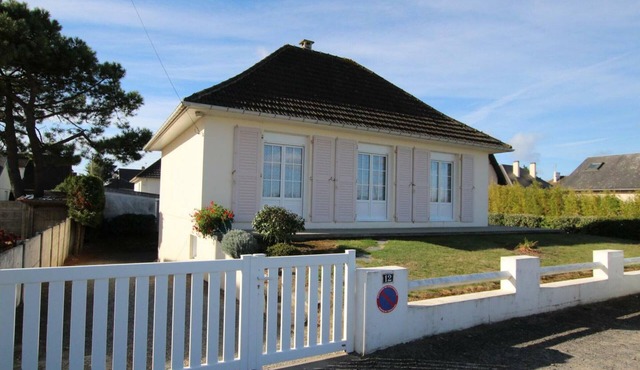 Charming 2-Bedroom Villa 100m from the Beach in Bréhal-Saint-Martin de Bréhal