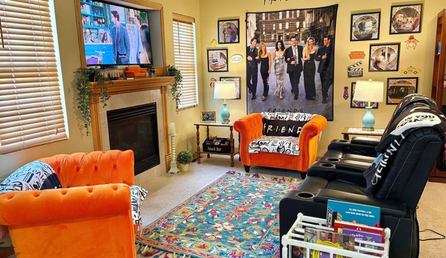 “Friends” Central Perk- Fun Escape - Starved Rock- Ottawa in Ottawa