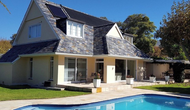 Fully equipped villa with solar-heated pool at the Constantia Valley Wine Route in Cape Town