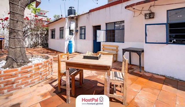 Good vibes, great location, WiFi and Smart TV