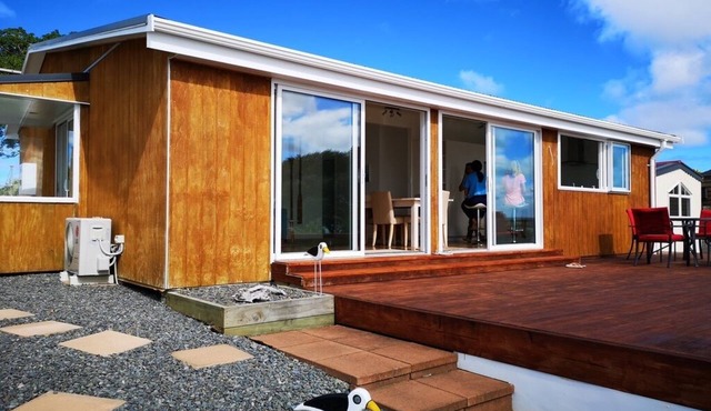 Gorgeous beachfront Kiwi Bach! in Clarks Beach