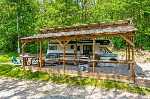 Gorgeous Caravan Glamping Escape for Four in Dover, Ohio in Dover