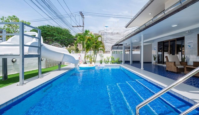 Greta Villa 5ห้องนอน ใกล้ชายหาด ใจกลางเมืองพัทยา เดินไปทะเลได้ in Muang Pattaya