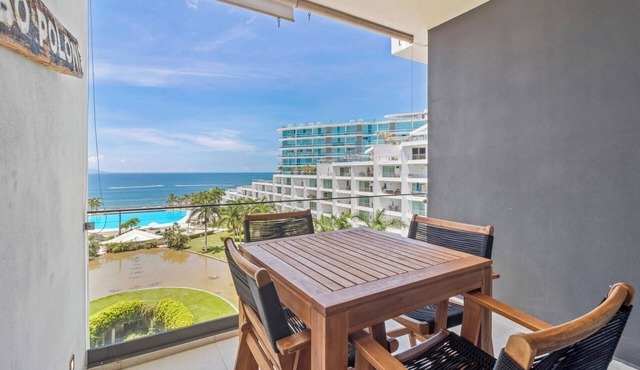 Heated pool + pool bar + unbelievable view!