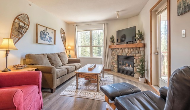 Highly sought after Top Floor Corner Creekside Condo - Pet Friendly! in Silver Star Mountain