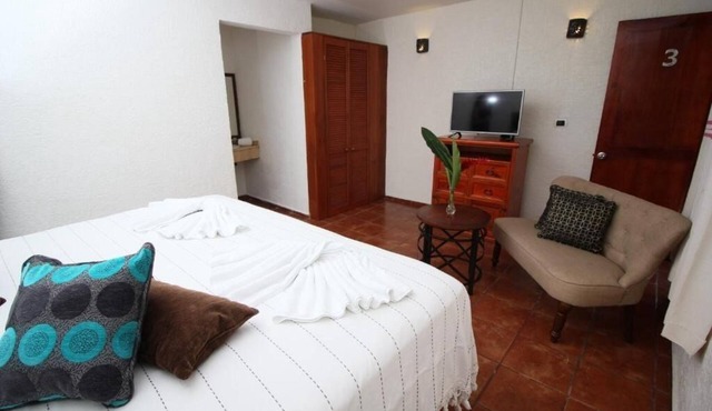 HOTEL VILLA BLANCA SUITES