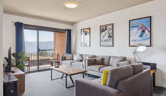 Jindabyne apartment sleeps 8 with great lake views in Jindabyne